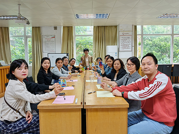 图:家长参与欧卡体验 图:家长参与欧卡体验