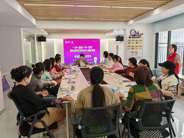 图:家长在团体活动中牵手互勉 图:家长在团体活动中牵手互勉