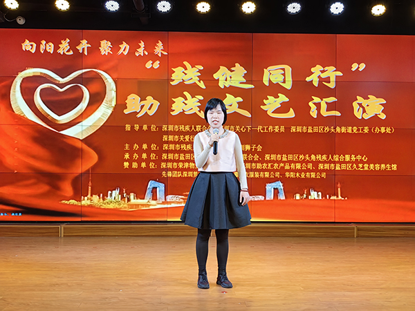 图:女生独唱《千千万万个你和我》 图:女生独唱《千千万万个你和我》