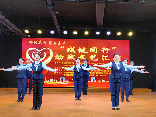 图:手语舞《感恩的心》 图:手语舞《感恩的心》