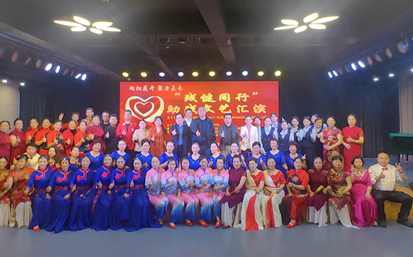 图:集体合影 图:集体合影