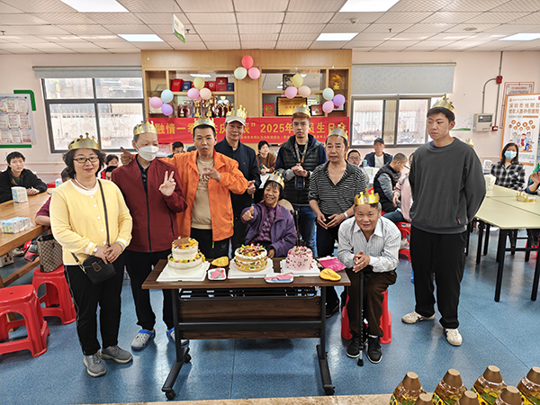 图：寿星庆生合影