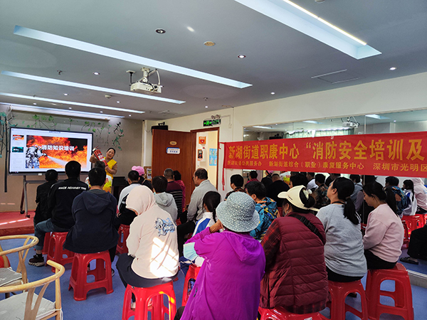 图:ppt讲解灭火器的使用 图:ppt讲解灭火器的使用