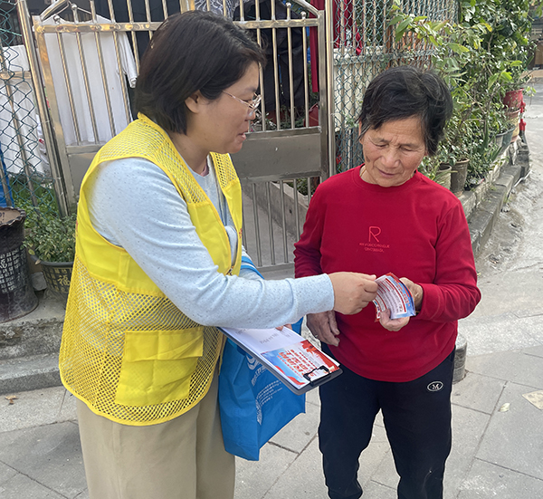 图：工作人员入户发放消防安全手册