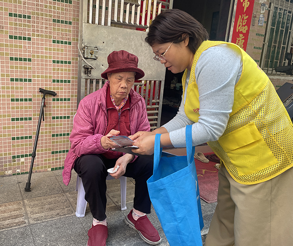 图：工作人员入户发放消防安全手册