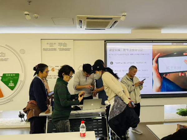 图：模拟直播带货演练课间指导