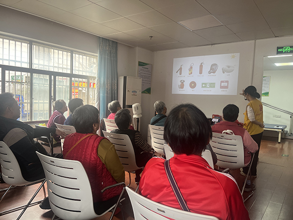 图：楼村日照中心安全员带领残障人士以及家属认识消防器材