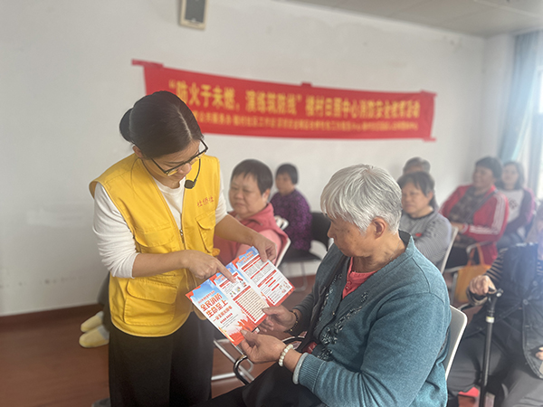 图：楼村日照中心安全员向残障人士讲解安全用火用电