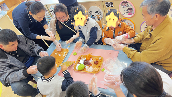 图：包汤圆的家长和小朋友们