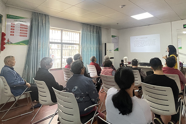 图:康复师向残障人士讲授八段锦的起源 图:康复师向残障人士讲授八段锦的起源