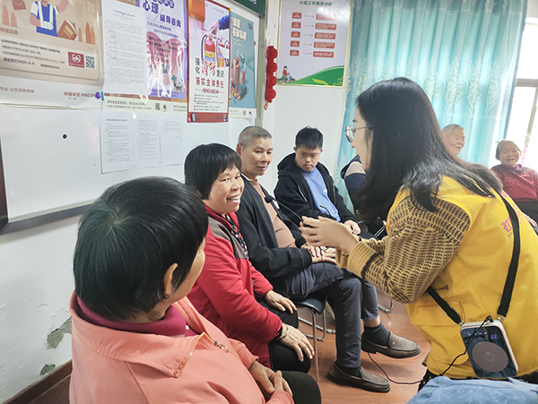 图:残障人士开心地分享参与感受 图:残障人士开心地分享参与感受