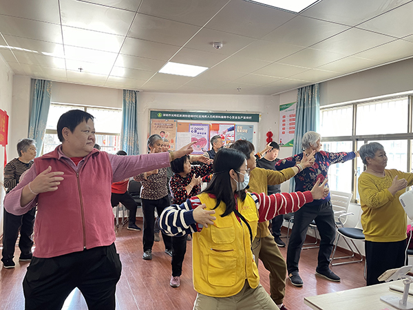 图:残障人士在康复师的带领下认真跟练 图:残障人士在康复师的带领下认真跟练