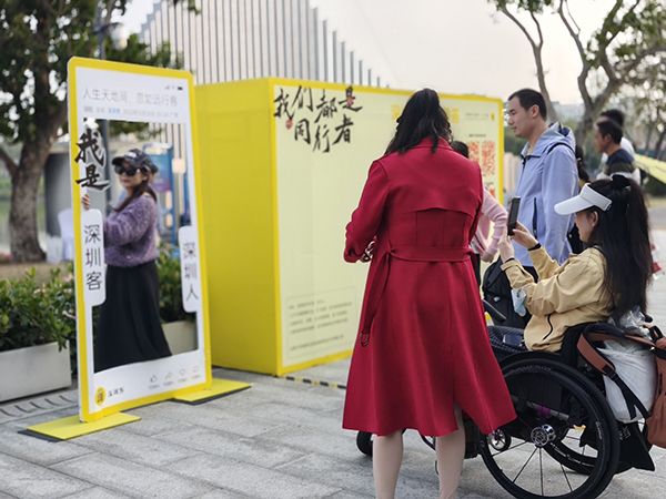 图:参与者在练习摄影 图:参与者在练习摄影