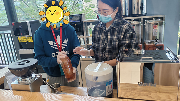 图:培训老师现场指导残疾人 图:培训老师现场指导残疾人