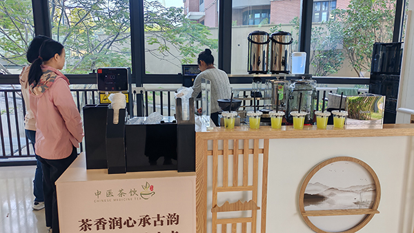 图:残疾人进行实操与实训 图:残疾人进行实操与实训