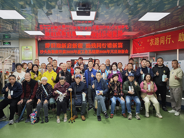 图:集体合影 图:集体合影