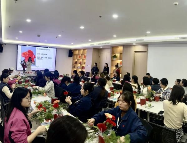 4-政企携手，花艺传情！宝安区残疾人花艺讲师走进鹏鼎控股授课.png