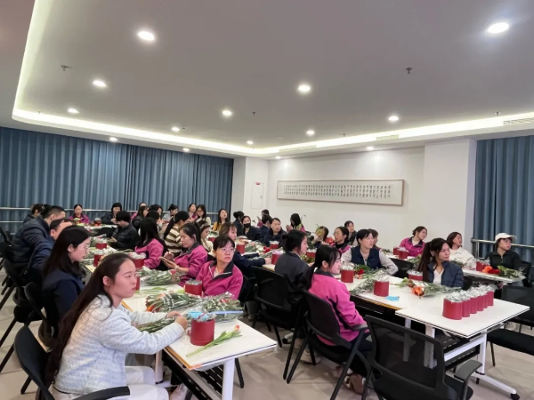 5-政企携手，花艺传情！宝安区残疾人花艺讲师走进鹏鼎控股授课.png