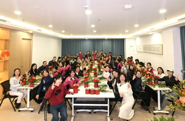 1-政企携手，花艺传情！宝安区残疾人花艺讲师走进鹏鼎控股授课.png