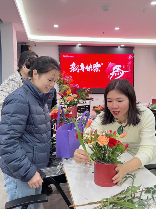 2-政企携手，花艺传情！宝安区残疾人花艺讲师走进鹏鼎控股授课.png