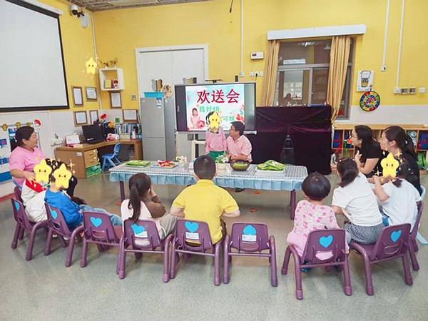 图：玥玥在中心的欢送会