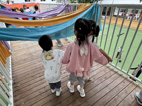 图：在深圳市彩田幼儿园和小朋友们开心地玩耍