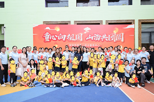 图：康复教师和孩子们的合影