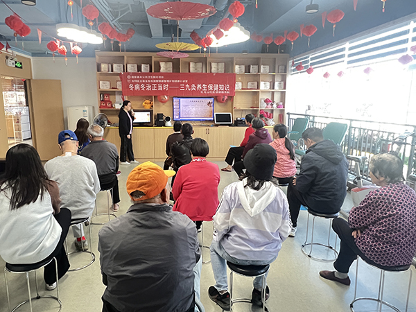 图：社康医师讲解三九灸的养生知识