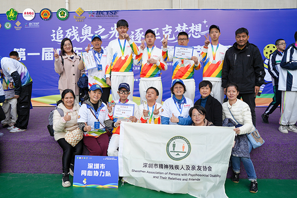 图:参赛代表团大合影 图:参赛代表团大合影