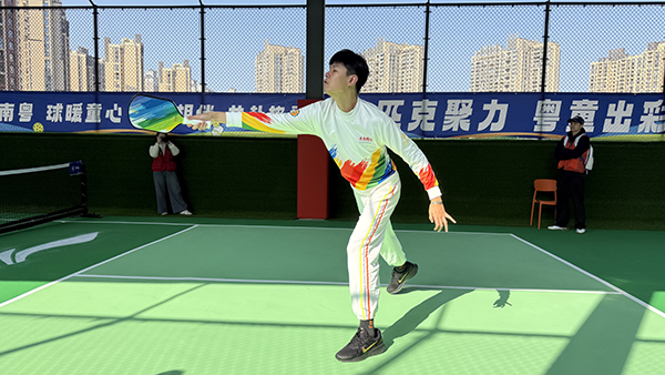 图:运动员比赛中 图:运动员比赛中