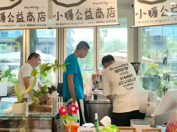 7-深圳唯一入选！30年70万+受益人次 “广东好人”李泽红的温暖答卷.png