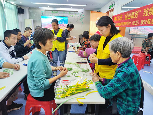 图：工作人员耐心地指导残疾人