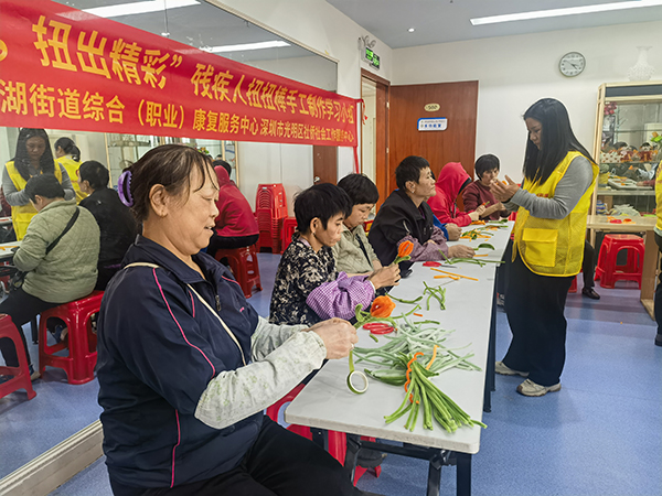 图：残疾人认真学习制作扭扭棒花朵