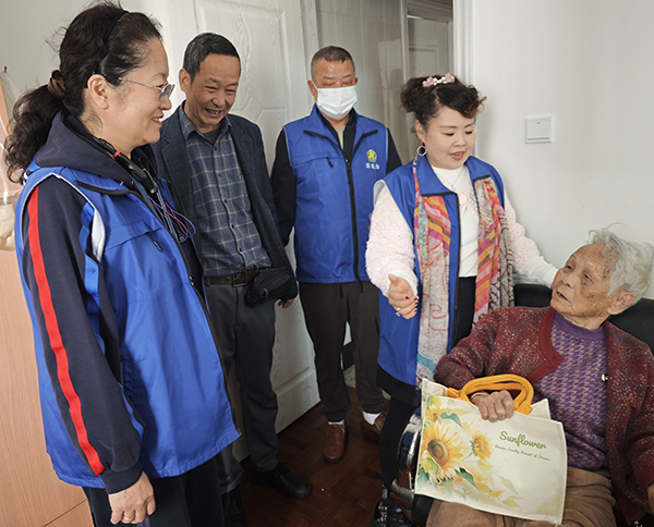 图：肢体残疾人表达感激