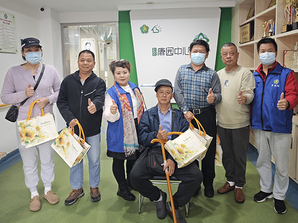 图：为肢体残疾人送上真挚的节日祝福