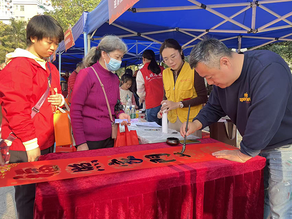 图：老师为参与者撰写春联