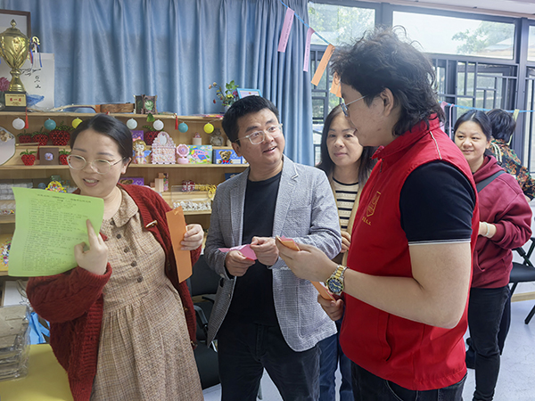 图：猜灯谜兑奖