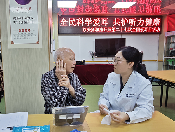 图：现场咨询解答