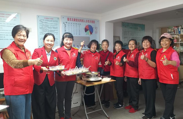 图：莲花北康复站助残组志愿者煮汤圆