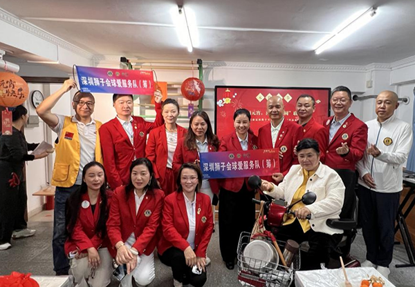 图：双方合影留念