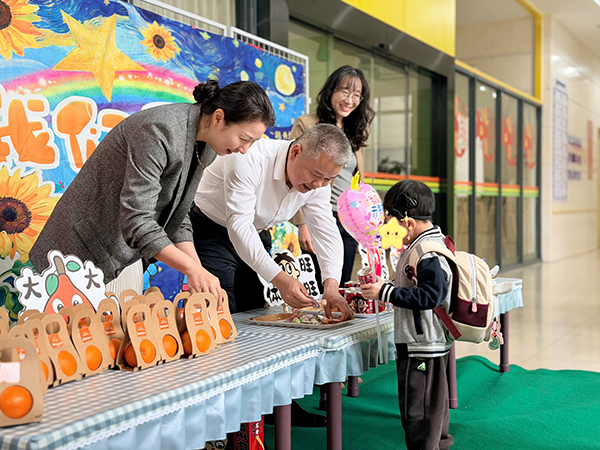 图：孩子获得寓意吉祥的小礼品