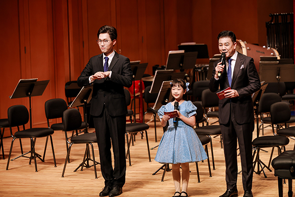 图：三位主持人同台