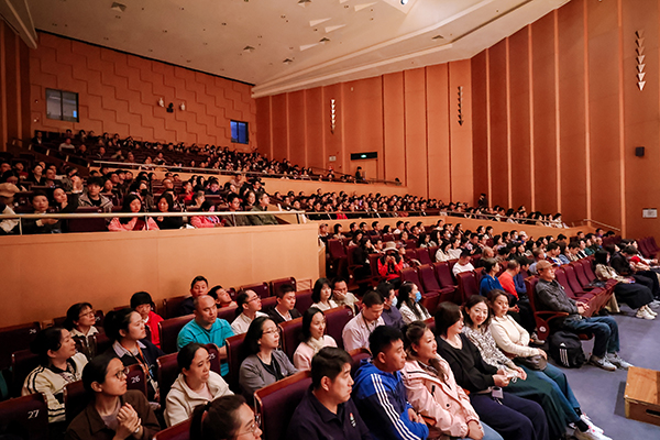 图:现场观众认真聆听 图:现场观众认真聆听