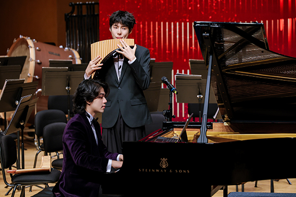 图:小岱与钢琴家阮扬扬合作演绎《如愿》 图:小岱与钢琴家阮扬扬合作演绎《如愿》