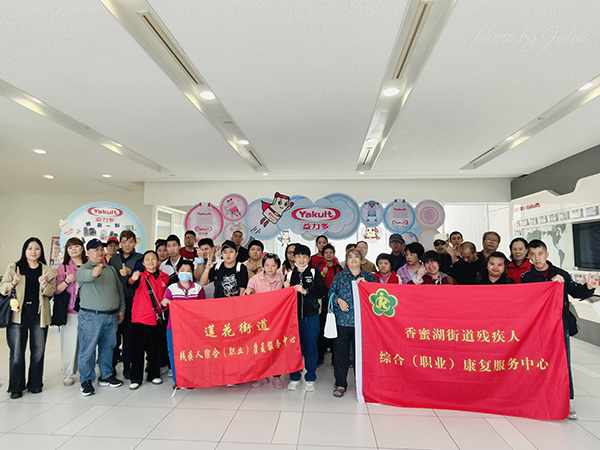 图:参观活动合影 图:参观活动合影