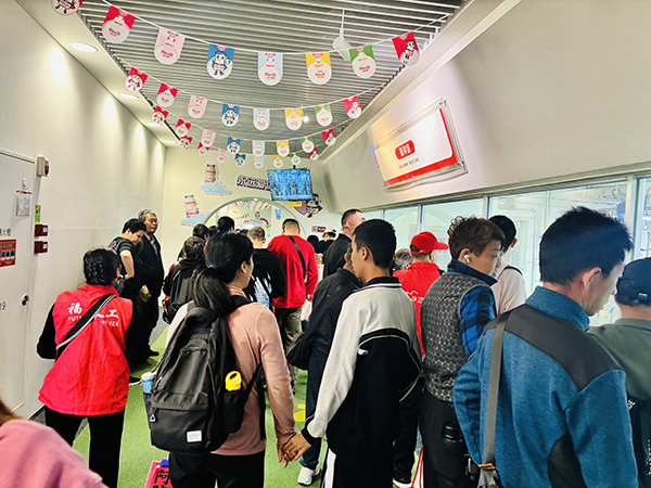 图:参观益力多生产线 图:参观益力多生产线