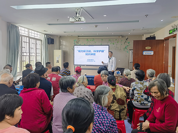 图：医生介绍活动主题及内容