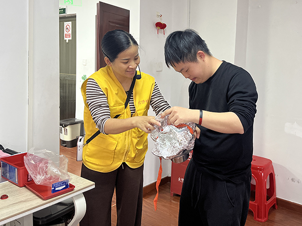 图:工作人员讲解使用过滤式消防自救呼吸器方法 图:工作人员讲解使用过滤式消防自救呼吸器方法