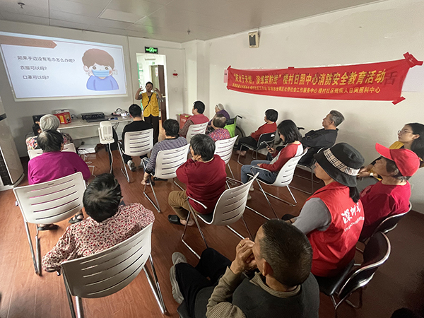 图:楼村日照中心消防安全员讲解消防安全知识 图:楼村日照中心消防安全员讲解消防安全知识