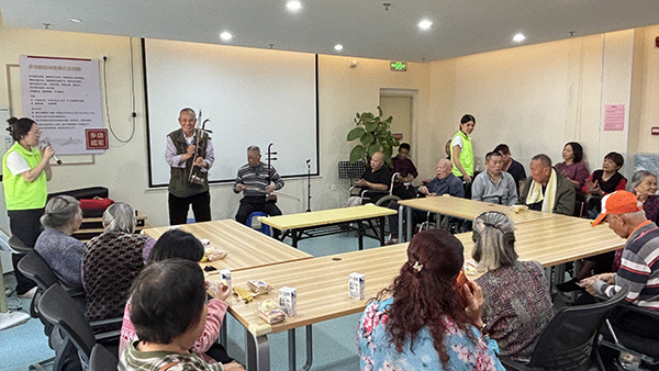 图:乐队队员演奏二胡 图:乐队队员演奏二胡